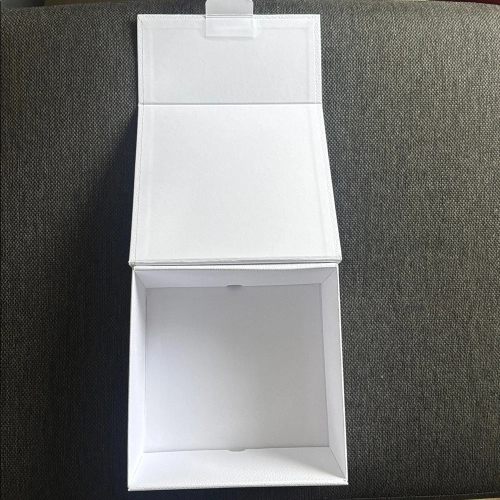 Dior White Box with Gold DIOR Logo - Picture 5 of 11